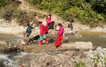 देउथलाको पुल भत्किदा सुर्नया नदिमा जोखिम मोलेर यात्रा